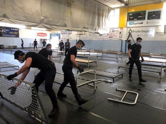 Spanish Guardia Civil officers setting up beds at a sports center in Sant Andreu de la Barca (Courtesy of Sant Andreu de la Barca council)